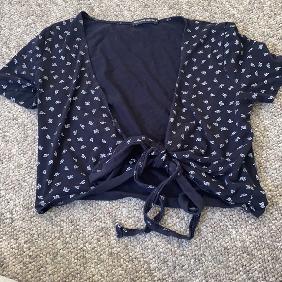 Brandy Melville Tops - Brandy Melville tie front top